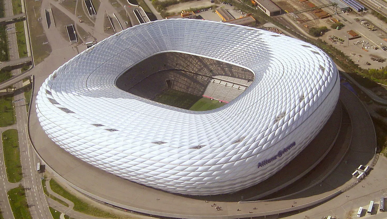 Allianz Arena und FC Bayern Museum - München - Allianz-Arena (Luftbild)