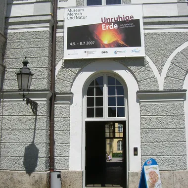 Museum Mensch und Natur - Naturkundemuseum - München - Museum Mensch und Natur (Zugang aus dem Schlossrondell)