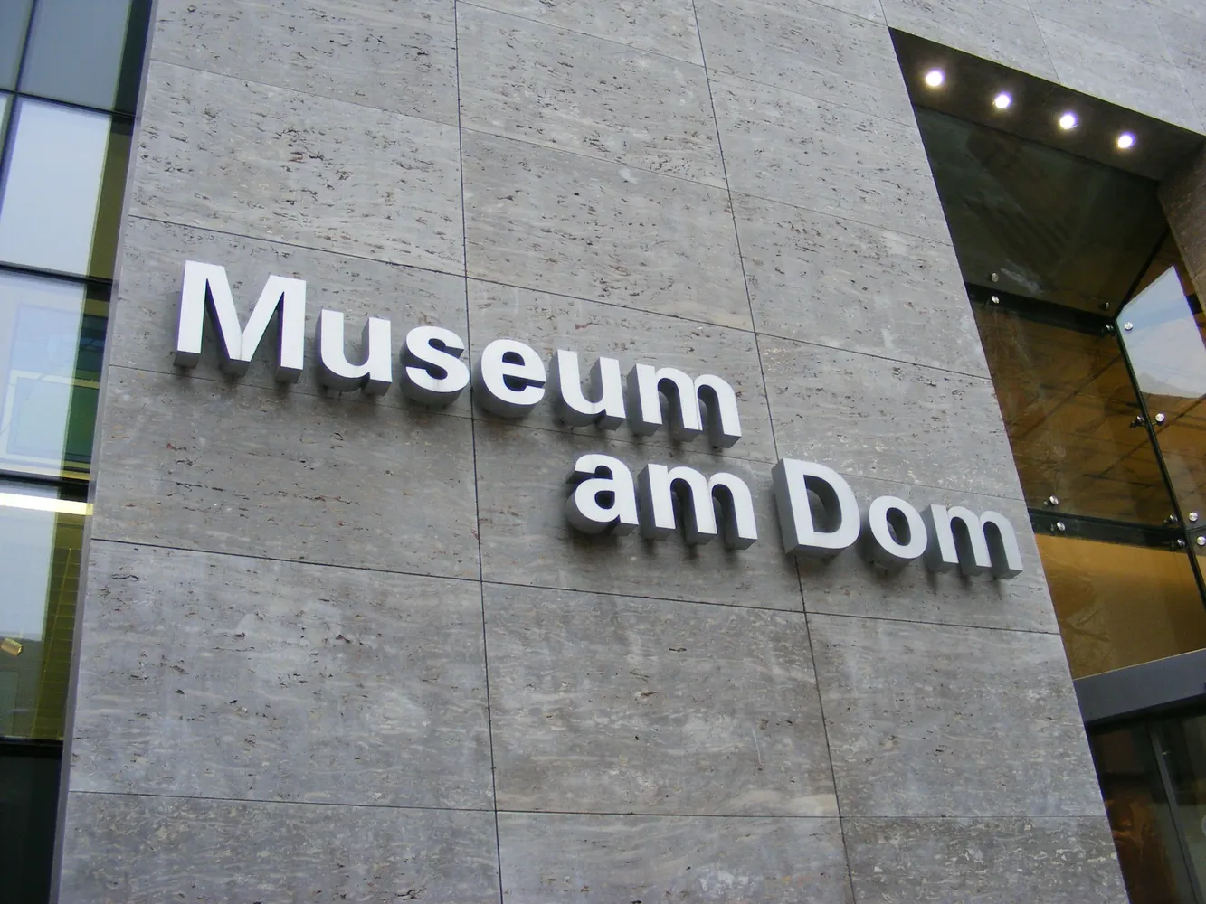 Museum am Dom - Museum am Dom, Kilianshaus (Würzburg) - Schriftzug