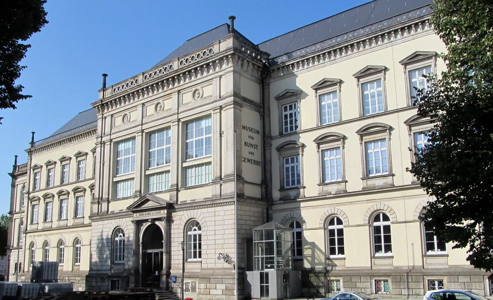 Museum für Kunst und Gewerbe - Museum für Kunst und Gewerbe Hamburg, Ostfassade mit Hauptportal