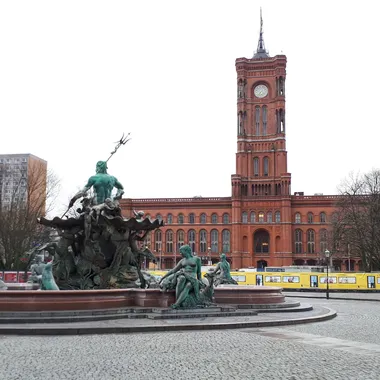 Rotes Rathaus und Neptunbrunnen - Neptunbrunnen und Rotes Rathaus
