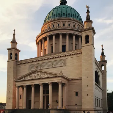 St. Nikolai-Kirchengemeinde - Nikolaikirche mit Tympanon