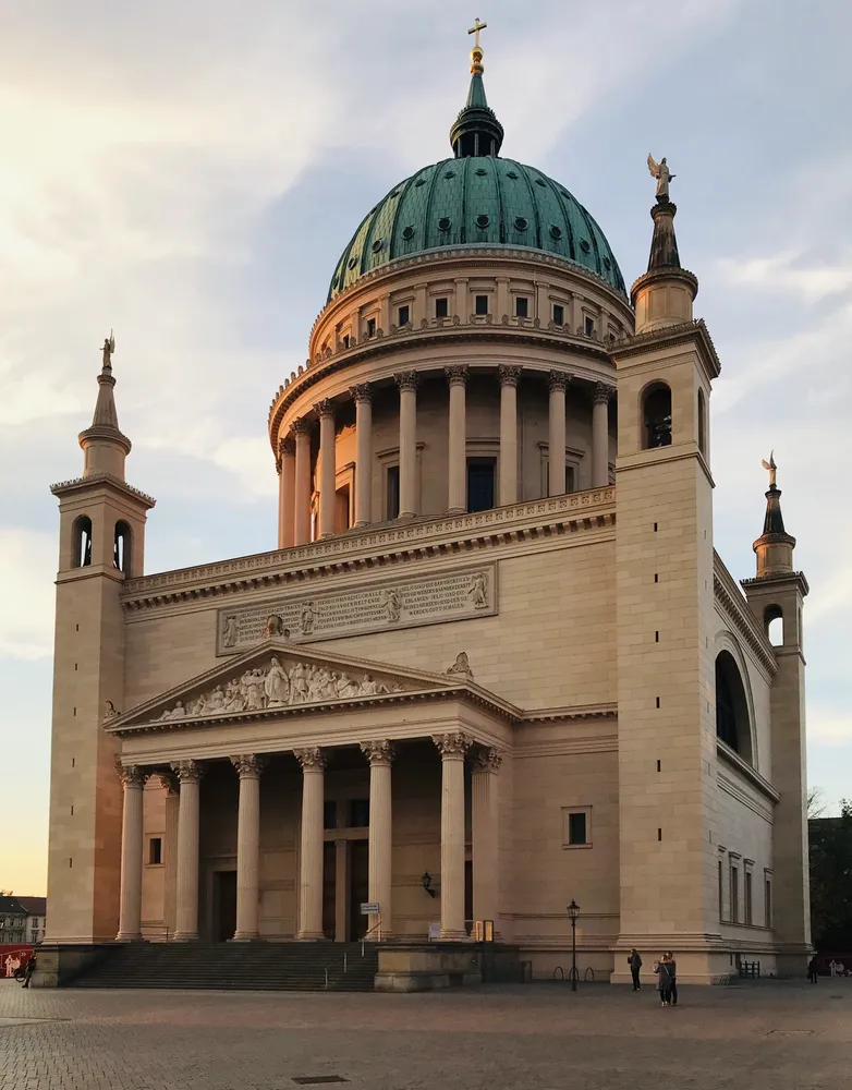 St. Nikolai-Kirchengemeinde - Nikolaikirche mit Tympanon