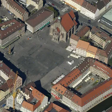 Hauptmarkt und Schöner Brunnen - Nuremberg Aerial Hauptmarkt
