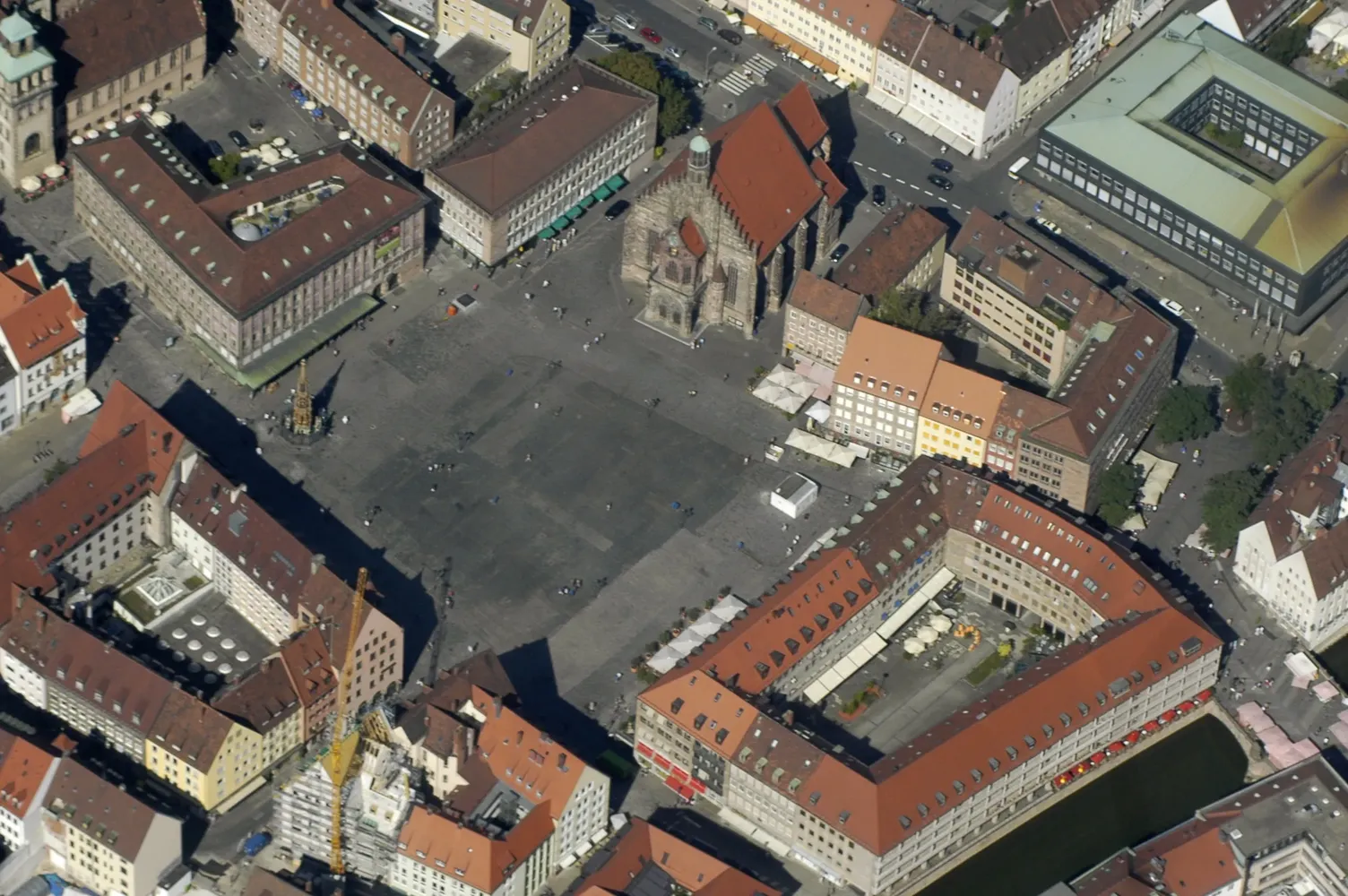 Hauptmarkt und Schöner Brunnen - Nuremberg Aerial Hauptmarkt