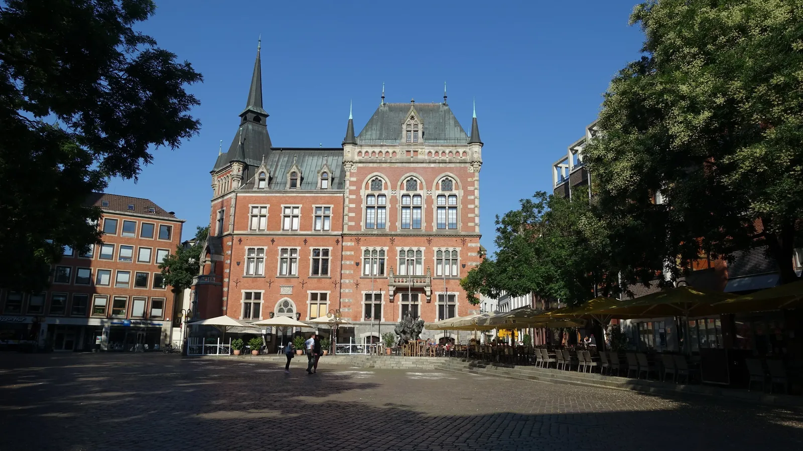 Rathaus Oldenburg - Oldenburg (Oldenburg) - Rathaus mit Platz