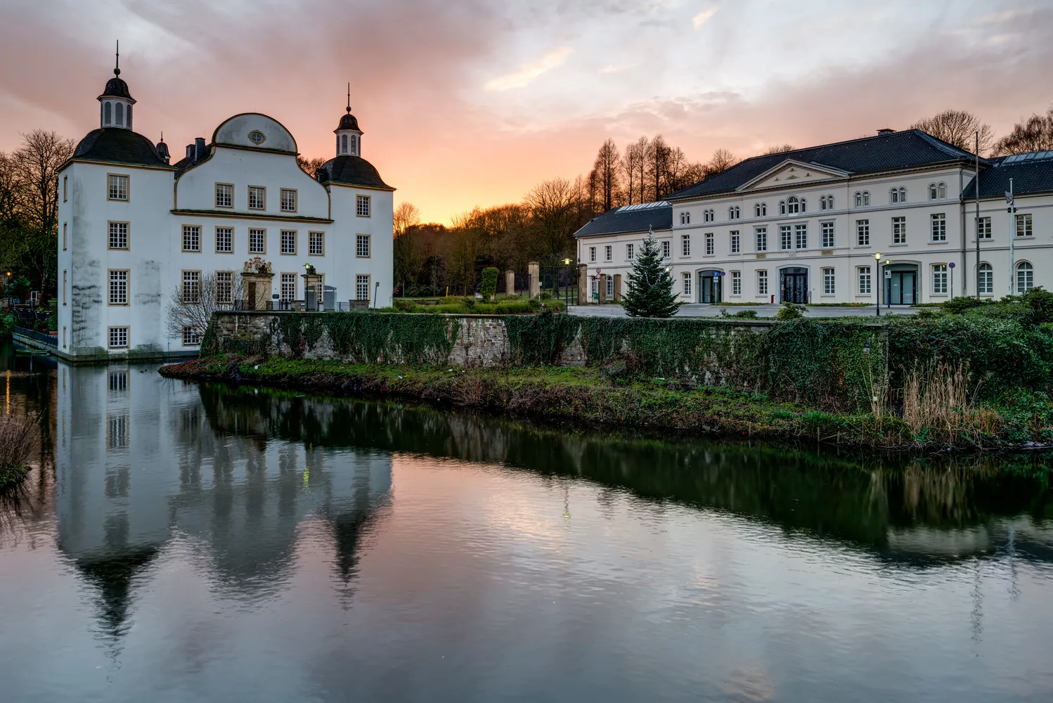 Schloss Borbeck - Schloss-Borbeck-Komplettansicht-Sonnenuntergang-2012