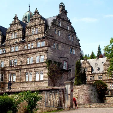 Schloss Hämelschenburg - Schloss Hämelschenburg gesehen von der Einfahrt der ehemaligen Gutsanlagen II