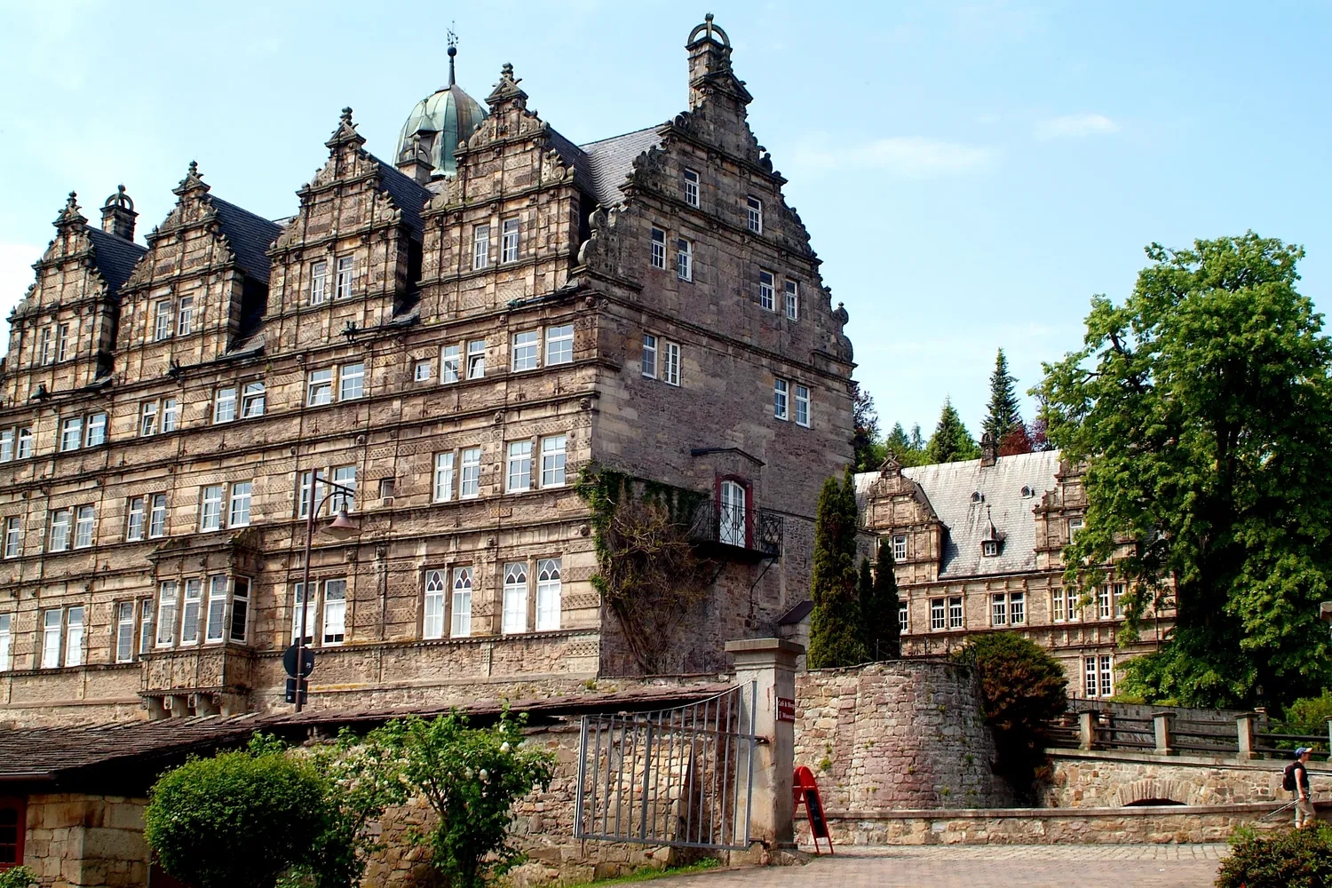 Schloss Hämelschenburg - Schloss Hämelschenburg gesehen von der Einfahrt der ehemaligen Gutsanlagen II