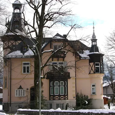 Richard-Strauss-Institut - Schnitzschulstraße 17-19 Partenkirchen (cropped)