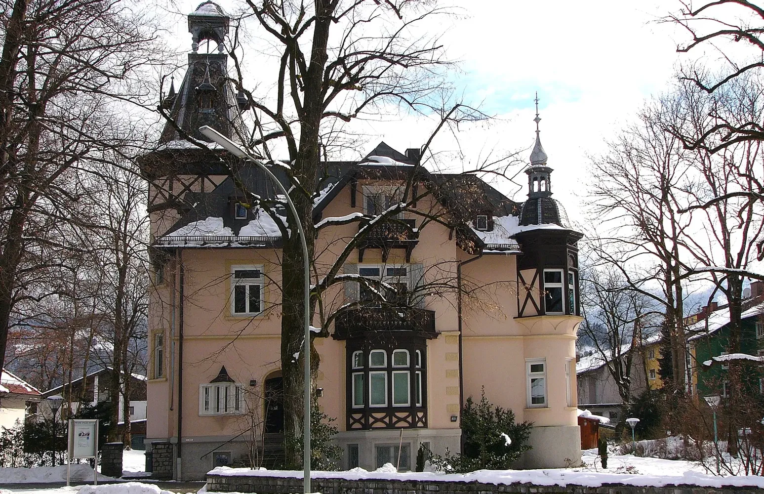 Richard-Strauss-Institut - Schnitzschulstraße 17-19 Partenkirchen (cropped)