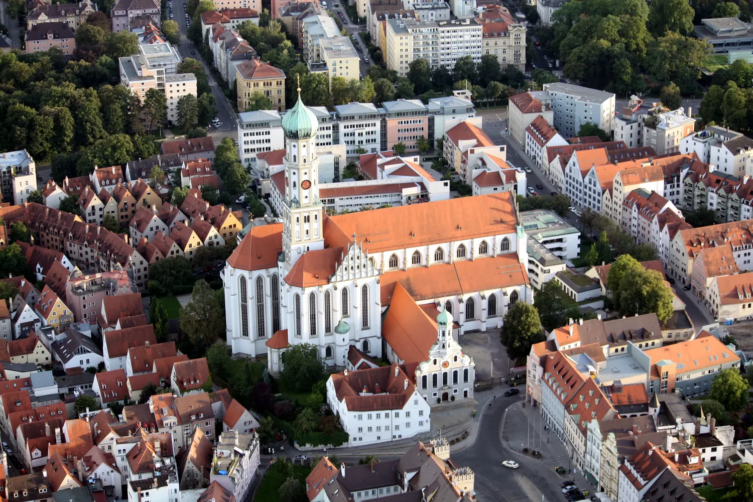Basilika St. Ulrich und Afra - St-ulrich-aus-der-luft