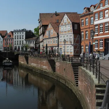 Hansehafen und Historischer Tretkran - Stade - Hansehafen mit Fachwerkhäusern