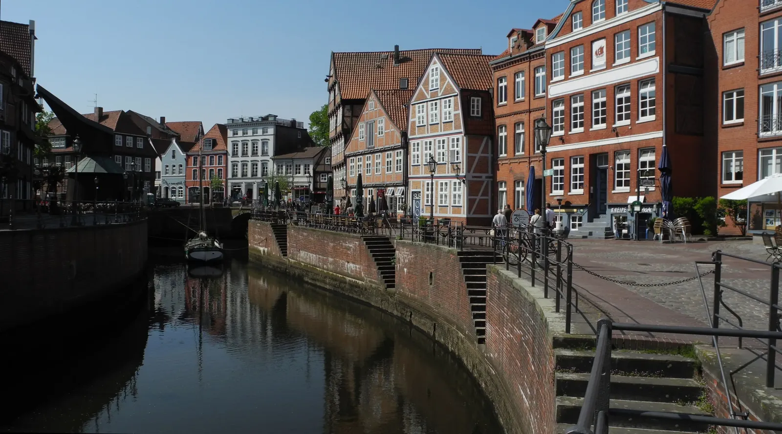 Hansehafen und Historischer Tretkran - Stade - Hansehafen mit Fachwerkhäusern