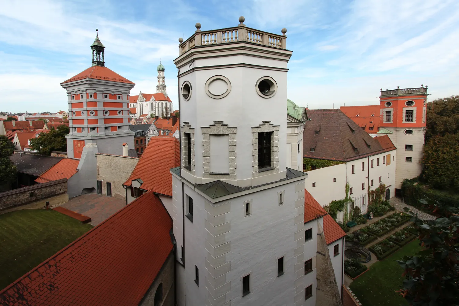 UNESCO-Welterbe Wasserwirtschaft - Wassertürme am Roten Tor, links St. Ulrich - Fotograf Reinhard Paland