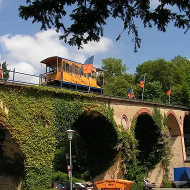 Nerobergbahn - Wiesbaden Nerobergbahn ESWE Verkehrsbetriebe auf Viadukt von 1907 von Talstation zum Hausberg Foto 2008 Wolfgang Pehlemann Wiesbaden 0ICT0061