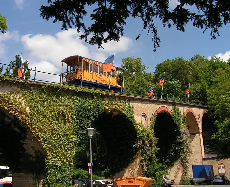 Nerobergbahn - Wiesbaden Nerobergbahn ESWE Verkehrsbetriebe auf Viadukt von 1907 von Talstation zum Hausberg Foto 2008 Wolfgang Pehlemann Wiesbaden 0ICT0061