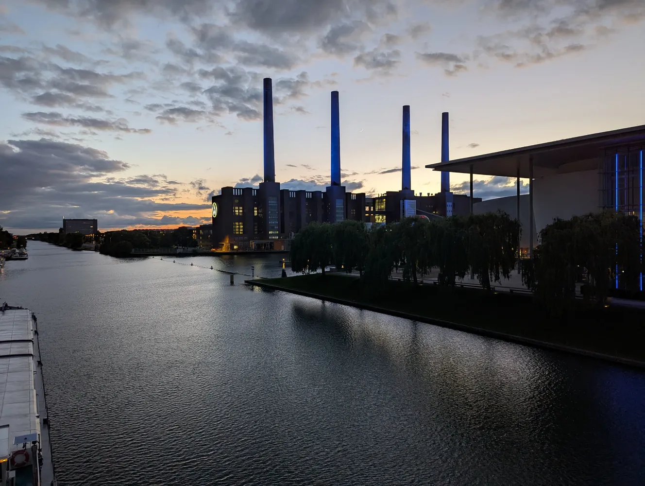 Autostadt - WOB - BlickVonAutostadtbrueckeRiWesten-VW-Werk001