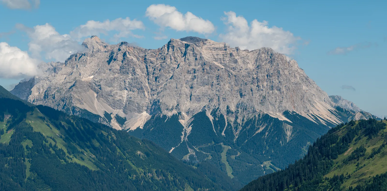 Zugspitze - Zugspitzmassiv-von-Almkopf-2024